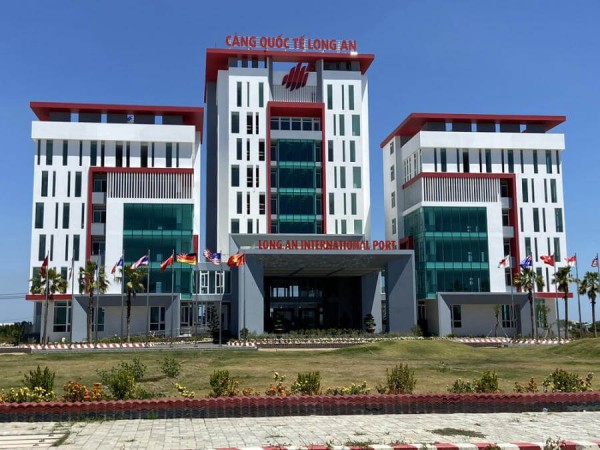 Thi công màn cửa cảng quốc tế Long An